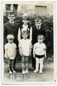 16.05.1971. I Komunia święta Jolanty Kasprzak, od lewej: Kazimierz Dominiak, Elżbieta Dominika, Zbigniew Dominiak, od dołu z lewej: Anna Kasprzak, Anna Soroko, Krzysztof Soroko 
